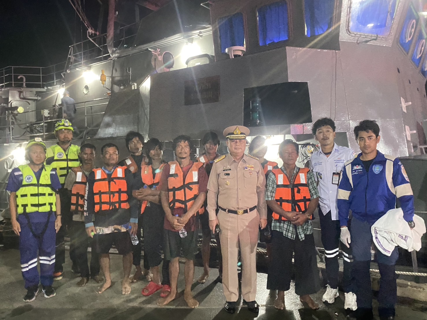 พลเรือโทสุวัจ ดอนสกุล ผอ.ศรชล.ภาค 3 รับ 8 ลูกเรือประมงที่ประสบเหตุเรืออับปาง